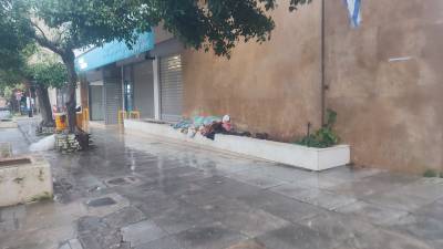 Βούλγαρος άστεγος ζει στην κεντρική πλατεία Κυπαρισσίας