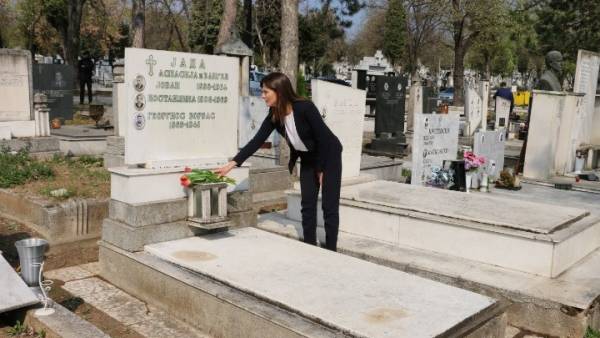 Η Μπέττυ Μπαζιάνα άφησε λουλούδια στον τάφο του Αλέξη Ζορμπά
