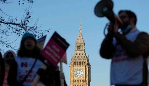 Βρετανία: Αρχίζει σήμερα η μεγαλύτερη απεργία υγειονομικών εδώ και 75 χρόνια