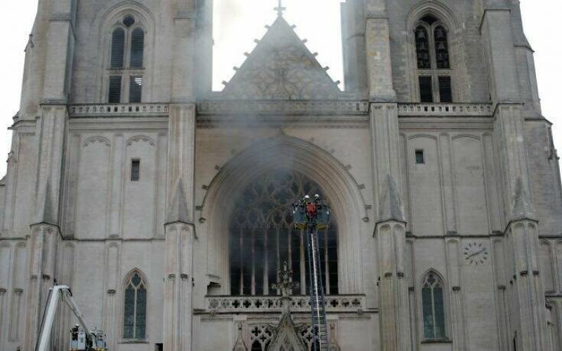 Γαλλία: Φωτιά στον καθεδρικό ναό της Νάντης (Βίντεο)