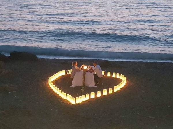 Ρομαντικό δείπνο για ζευγάρι Αυστριακών στην παραλία του Καλού Νερού