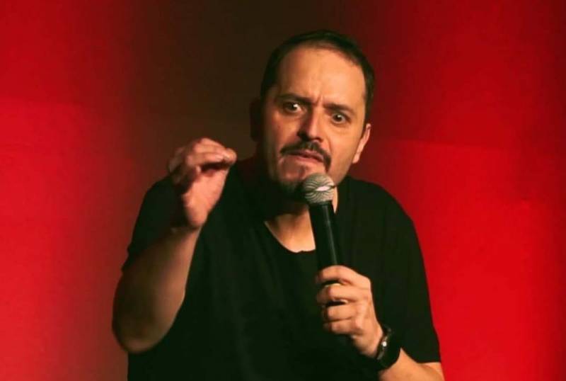 Ο stand-up comedian Αλέξανδρος Τσουβέλας τον Ιούλιο στην Καλαμάτα
