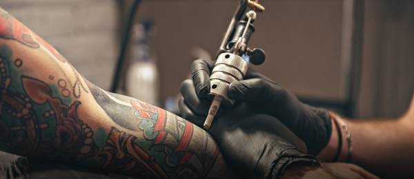 Καλαμάτα: «Ανοίξτε τα στούντιο τατουάζ» λένε οι επαγγελματίες του κλάδου