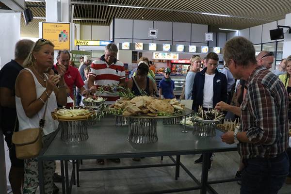 Γευσιγνωσία ελαιολάδου στο αεροδρόμιο Καλαμάτας