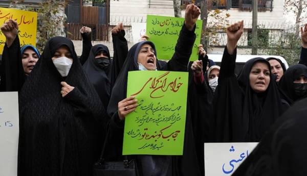 Ιράν: Το κράτος θα τιμωρεί τις γυναίκες που παραβιάζουν τον ισλαμικό ενδυματολογικό κώδικα
