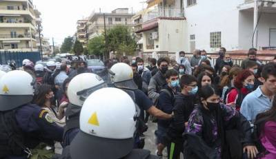 ΕΠΑΛ Σταυρούπολης: Νέα επεισόδια μεταξύ φοιτητών και κουκουλοφόρων (βίντεο)