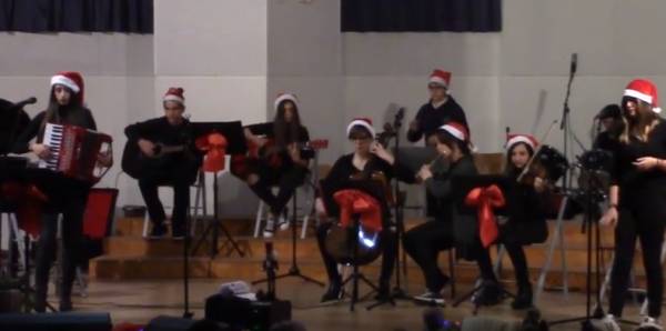 Ομορφο θέαμα στη χριστουγεννιάτικη γιορτή του Μουσικού Σχολείου Καλαμάτας (βίντεο)