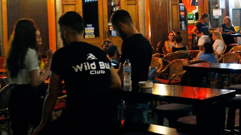 Νέα μέτρα λόγω της αύξησης κρουσμάτων: Σε 15 περιοχές τα μπαρ θα κλείνουν τα μεσάνυχτα