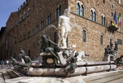 Γερμανός τουρίστας βγάζει «σέλφι» και προκαλεί ζημιά στο σιντριβάνι του Ποσειδώνα στη Φλωρεντία - Πρόστιμο 5.000 ευρώ για επισκευή και συντήρηση