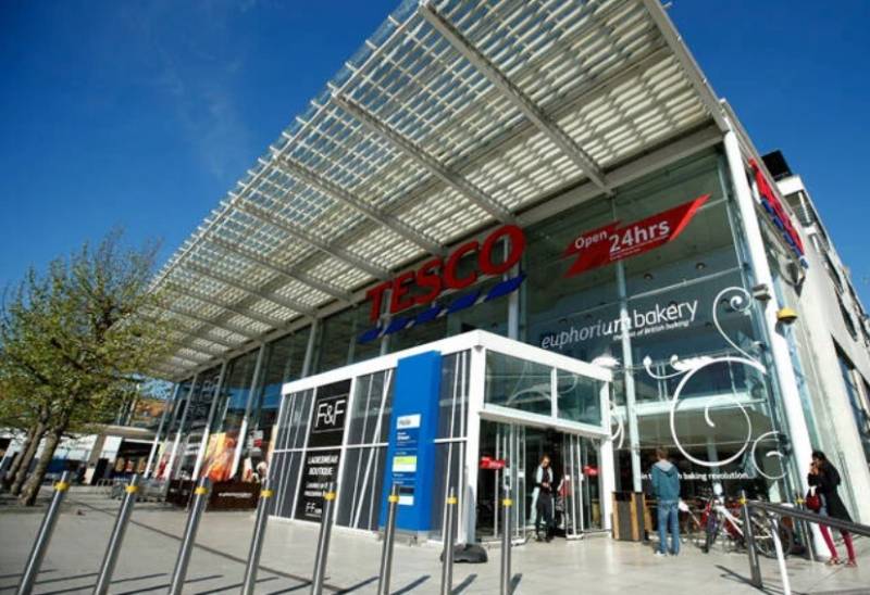 Bρετανία: Η Tesco και 17 ακόμη μεγάλα ονόματα του λιανεμπορίου ζητούν την επιβολή φόρου στο ηλεκτρονικό εμπόριo