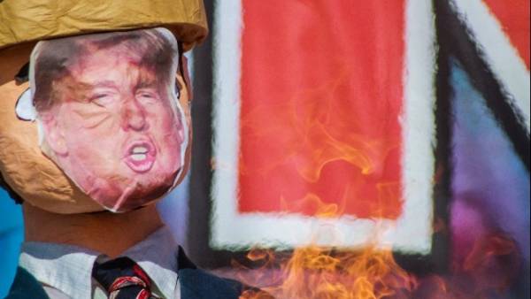 Μεξικό: Διαδηλωτές έκαψαν ομοίωμα του Τραμπ