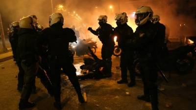 Επεισόδια στη Νέα Σμύρνη: 5 τραυματίες αστυνομικοί - 16 συλλήψεις και 11 προσαγωγές