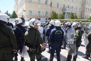 Η αντίδραση της Ζωής Κωνσταντοπούλου στην είσοδο αντιεξουσιαστών στο προάυλιο της Βουλής
