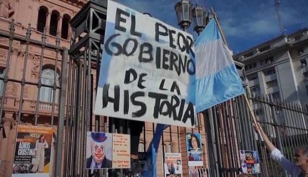 Αργεντινή: Μαζικές διαδηλώσεις για τους &quot;προνομιακούς εμβολιασμούς&quot;