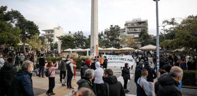 Eπεισόδια στη Νέα Σμύρνη: Επεσαν χημικά και κρότου λάμψης στην πορεία (βίντεο)