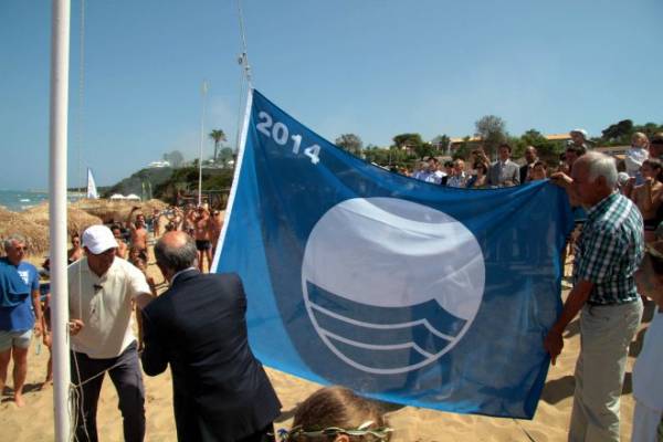 Υποστολή Γαλάζιας Σημαίας σε ελληνική παραλία