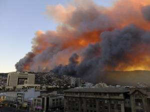 Κόλαση φωτιάς στη Χιλή - 11 νεκροί και 1.000 σπίτια κάηκαν (βίντεο, φωτογραφίες)