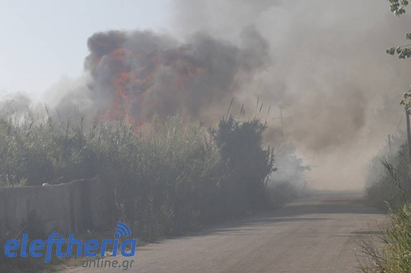 Καλαμάτα: Κινδύνεψαν επιχειρήσεις από τις φωτιές στο Ασπρόχωμα (βίντεο-φωτογραφίες)