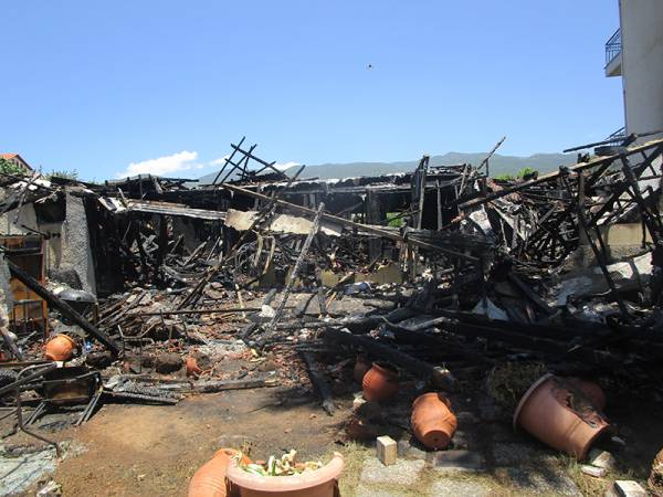 Καλαμάτα: Βοήθεια στην οικογένεια που κάηκε το σπίτι της από Δήμο, Μητρόπολη και πολίτες