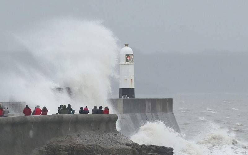 Βρετανία: Ακυρώσεις πτήσεων και συναγερμοί για πλημμύρες από την καταιγίδα «Ντένις»
