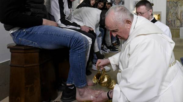 Ο Πάπας Φραγκίσκος έπλυνε τα πόδια κρατουμένων τη Μ. Πέμπτη των καθολικών