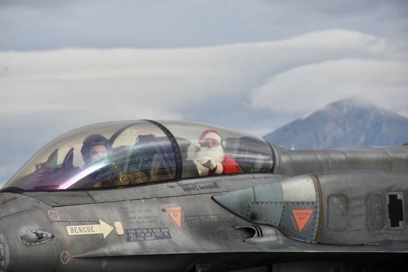 Λάρισα: Ο Άγιος Βασίλης έφτασε στην 110 Πτέρυγα Μάχης με... F16