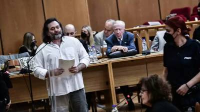 Επεισόδιο Μάγδας Φύσσα - Γιάννη Λαγού στη δίκη της Χρυσής Αυγής - «Μου κάνει ερωτήσεις ο δολοφόνος του παιδιού μου» (βίντεο)