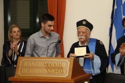 Επίτιμος διδάκτορας του Πανεπιστημίου Πελοποννήσου ο Μανώλης Γλέζος (βίντεο-φωτογραφίες)