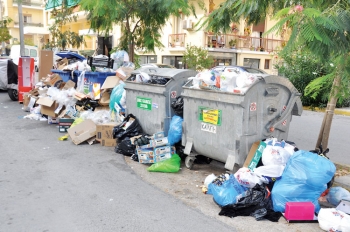 Για 4η μέρα στους δρόμους τα σκουπίδια