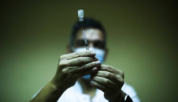 Κορονοϊός: Γιατί οι γυναίκες εμφανίζουν συχνότερες ανεπιθύμητες ενέργειες μετά τον εμβολιασμό