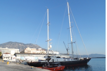 Υπερπολυτελές σκάφος πιάνει τα βράδια Καλαμάτα 