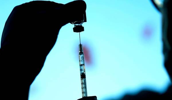 ΕΜΑ: Οι Ευρωπαίοι πρέπει να κάνουν ενισχυτική δόση εμβολίου κατά του κορονοϊού