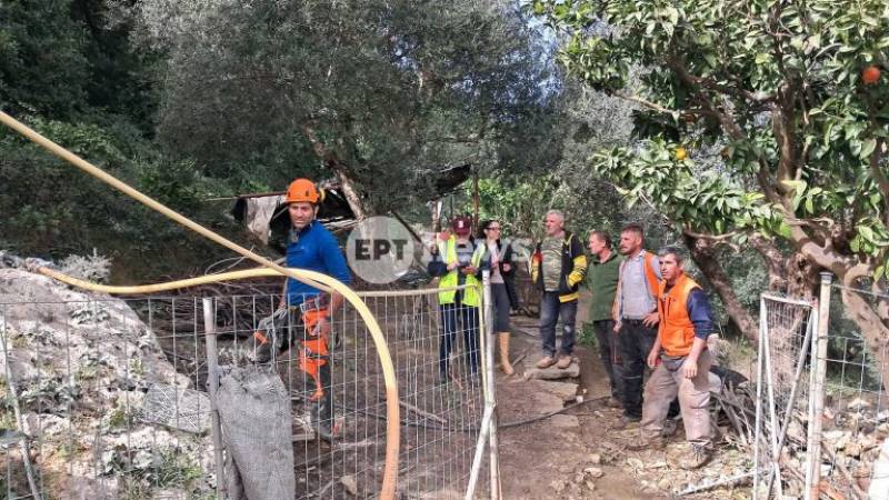 Κατάκολο: Εργασίες στερέωσης του βράχου που είχε αποκολληθεί (βίντεο)