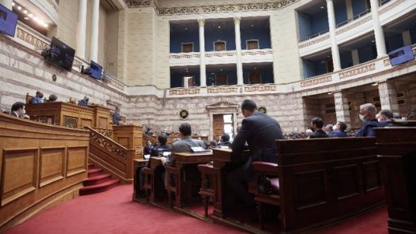 Βουλή: Αντιμαχία των εισηγητών των κομμάτων για το εργασιακό νομοσχέδιο