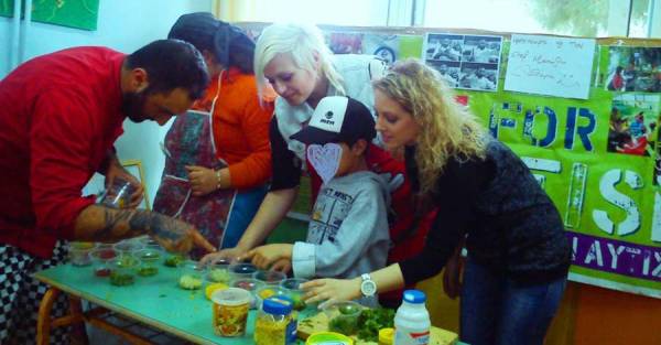 Κέντρο Ημέρας Παιδιού και Εφήβου με Αυτισμό: Ο σεφ Μάνος Πυθάρα μαγείρεψε για τα παιδιά