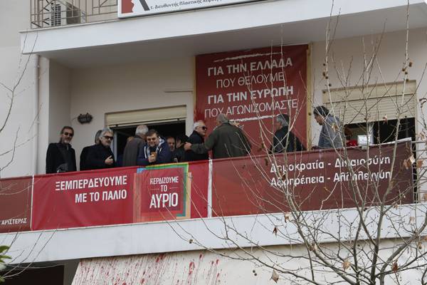 Γεμάτα κόσμο τα γραφεία των κυβερνητικών βουλευτών: Ειρηνική &quot;πολιορκία&quot; στο… φρούριο του ΣΥΡΙΖΑ 