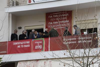 Γεμάτα κόσμο τα γραφεία των κυβερνητικών βουλευτών: Ειρηνική &quot;πολιορκία&quot; στο… φρούριο του ΣΥΡΙΖΑ