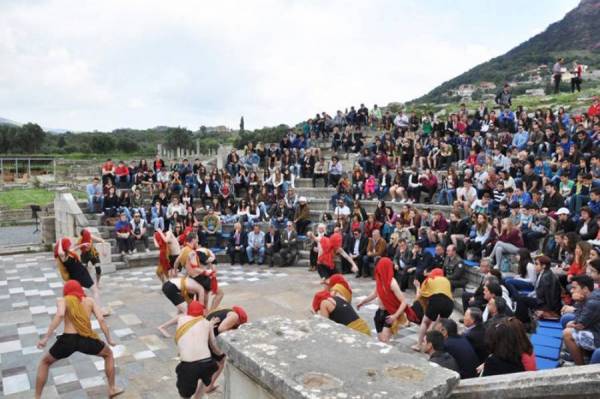 «Εκκλησιάζουσες» στο Αρχαίο Θέατρο Μεσσήνης με μετάφραση στη νοηματική