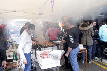 Τσίκνισαν σε όλη τη Μεσσηνία. Φωτογραφίες από τις ψησταριές σε  Καλαμάτα, Μεσσήνη και Τριφυλία 