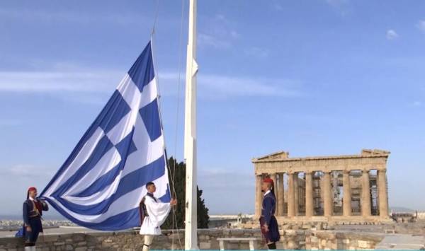 Έπαρση της σημαίας στον Ιερό Βράχο της Ακρόπολης (βίντεο)