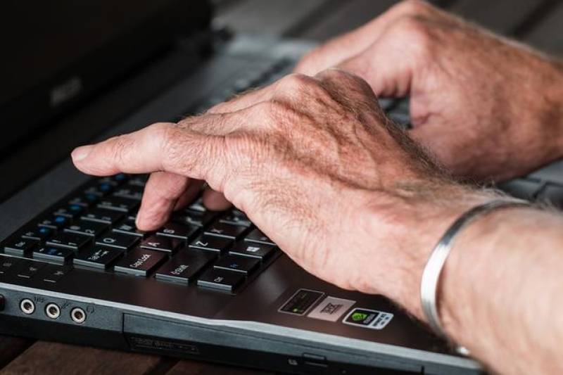 Ζευγάρια ηλικιωμένων, χέρι χέρι στο Noesis, μαθαίνουν το gov.gr