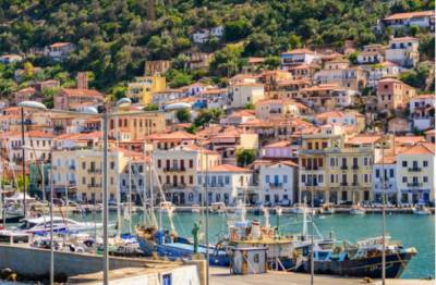 Γύθειο: Αυτοκίνητο με τρεις επιβαίνοντες έπεσε στο λιμάνι - Πρόλαβαν και βγήκαν εγκαίρως