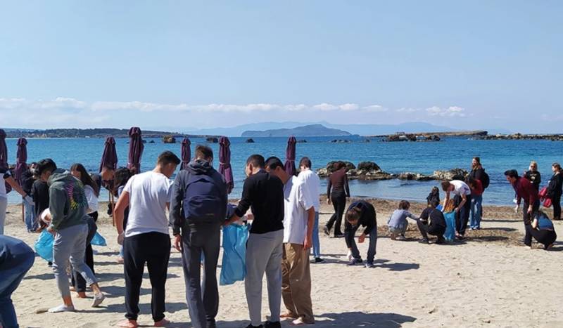 Χανιά: Μαθητές από πέντε χώρες μάζεψαν από την παραλία 100 κιλά σκουπίδια - «Ο πλανήτης θέλει πολλή δουλειά»