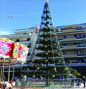 Χριστουγεννιάτικα δένδρα σε κεντρική πλατεία και Παραλία