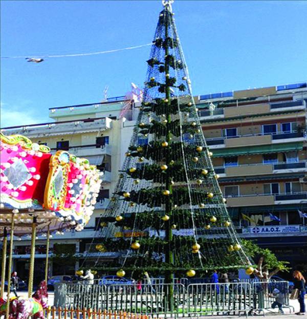 Χριστουγεννιάτικα δένδρα σε κεντρική πλατεία και Παραλία