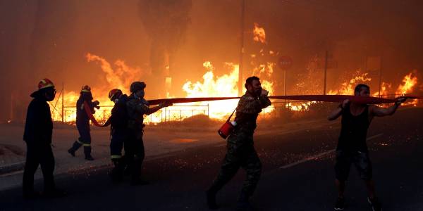 Πορτογαλία: Περισσότεροι από 400 πυροσβέστες δίνουν μάχη με τις φλόγες σε πυρκαγιά στο νότιο τμήμα της χώρας