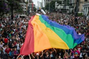 Γυναίκα από τη Νεμπράσκα κατέθεσε αγωγή εναντίον όλων των γκέι του κόσμου