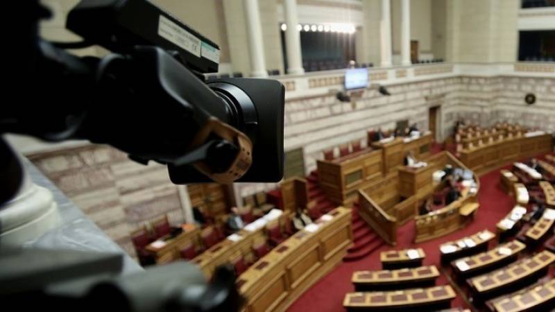 Βουλή-Ολομέλεια: Ενός λεπτού σιγή στη μνήμη των τριών πυροσβεστών που έχασαν τη ζωή τους στο Ρέθυμνο και το Γύθειο