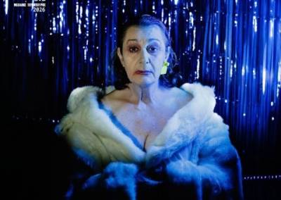 Παράσταση από το θεατρικό σχήμα "Συν Ενα – Μιχάλης Τούμπουρος": «Ο μύθος της κατσίκας» στο αμφιθέατρο της Φιλαρμονικής