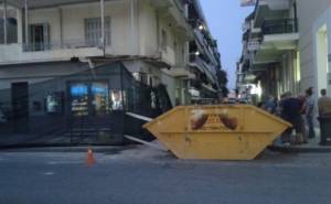 Μπαλκόνι γκρεμίστηκε στο Ναύπλιο - Από θαύμα γλίτωσαν μία γυναίκα με το παιδί της